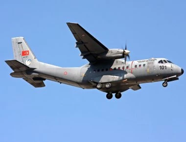 Φωτιά σε κινητήρα τουρκικού CN-235: Πραγματοποίησε αναγκαστική προσγείωση